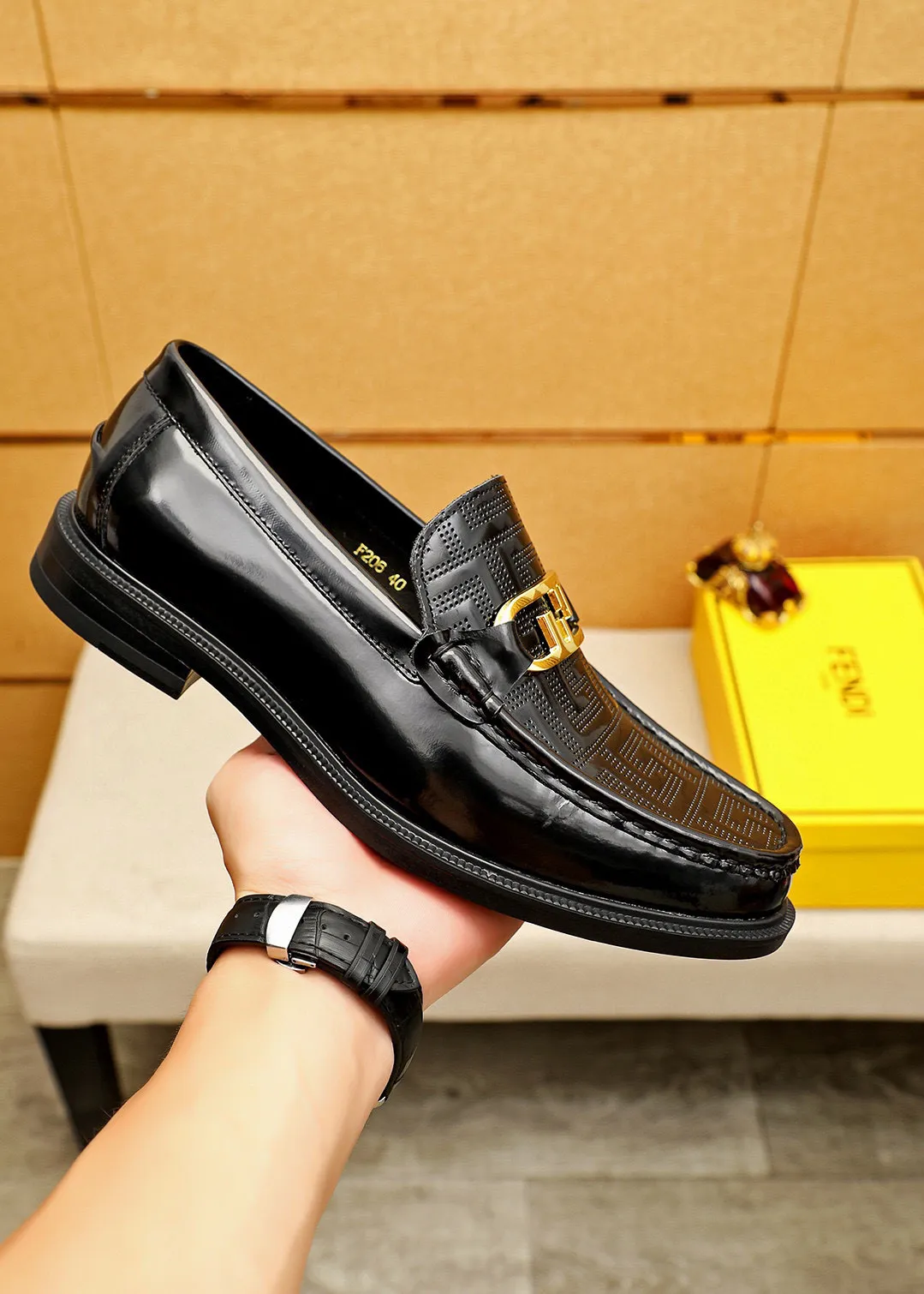Men's shoes 💰460 💐 Product trademark: FENDI [Fendi] casual leather shoes Regular size: 38-44 (45🉑️customized) Product materials: Selected imported first-layer calfskin embossed upper + luxury hardware buckle, imported cow 🐂 lining. Strong three-dimensional visual effect, rubber outsole Color: 1⃣️color optional